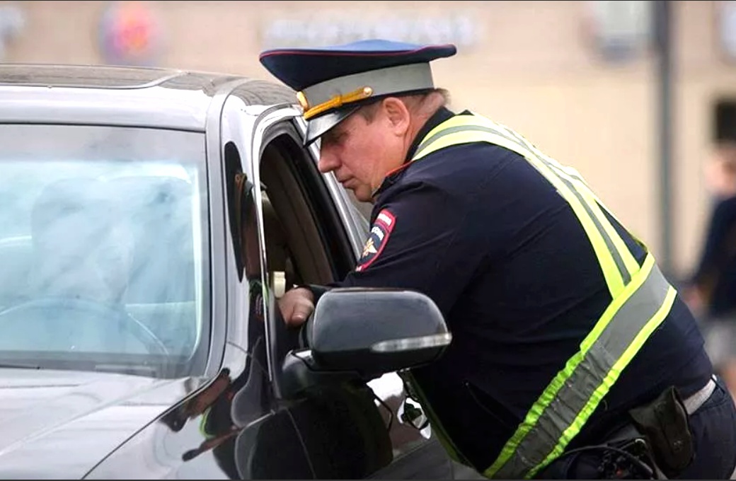 злой гаишник. лишение права управления транспортными средствами. машина дпс. добрый гаишник. работник гибдд.