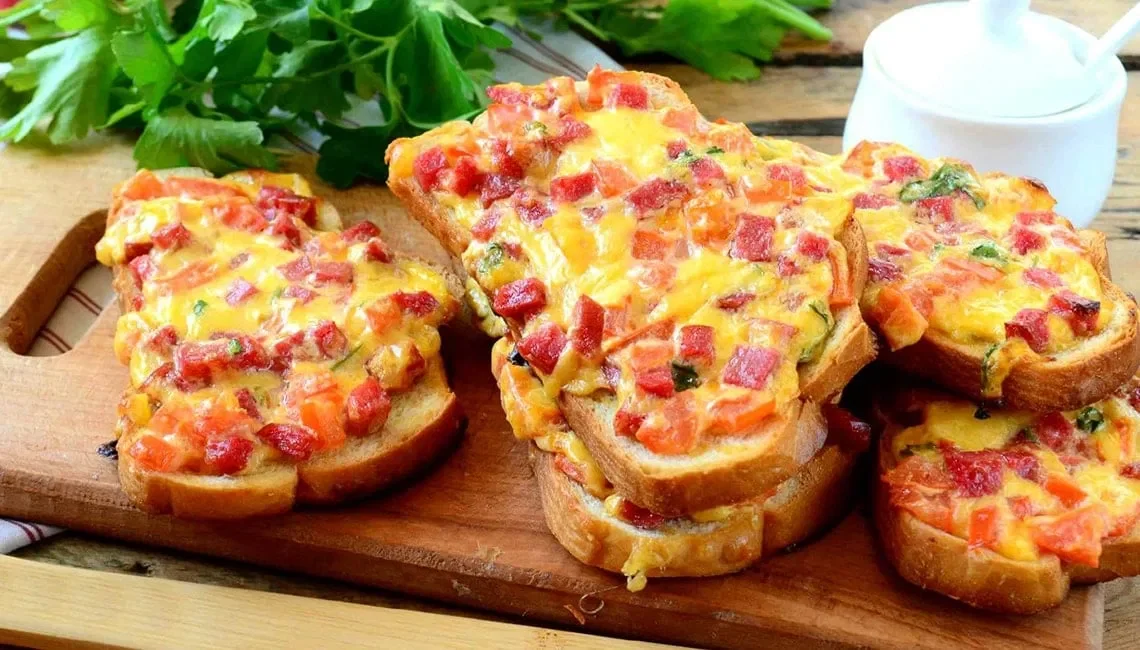 Рецепт горячих бутербродов на сковороде с сыром. Вкусно и точка.