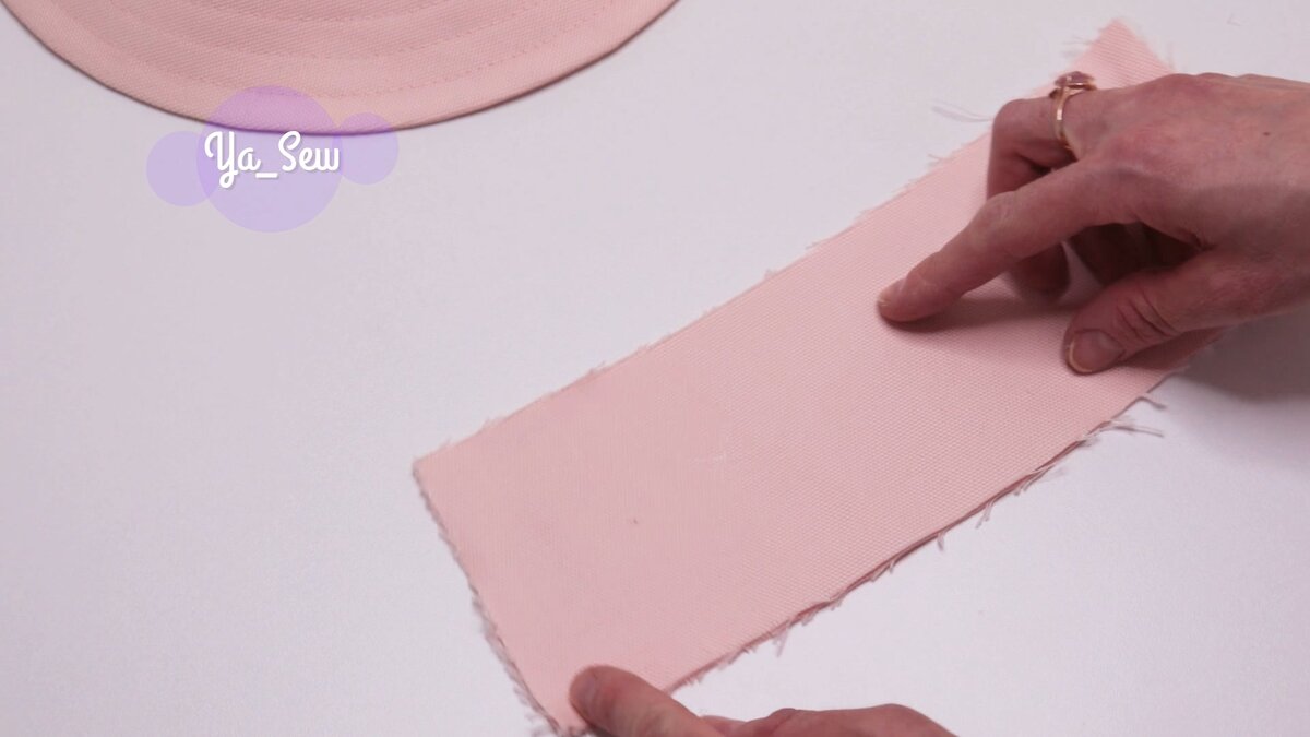 Детали тульи сложить лицевыми сторонами внутрь. Стачать боковые срезы тульи. Припуски разутюжить.