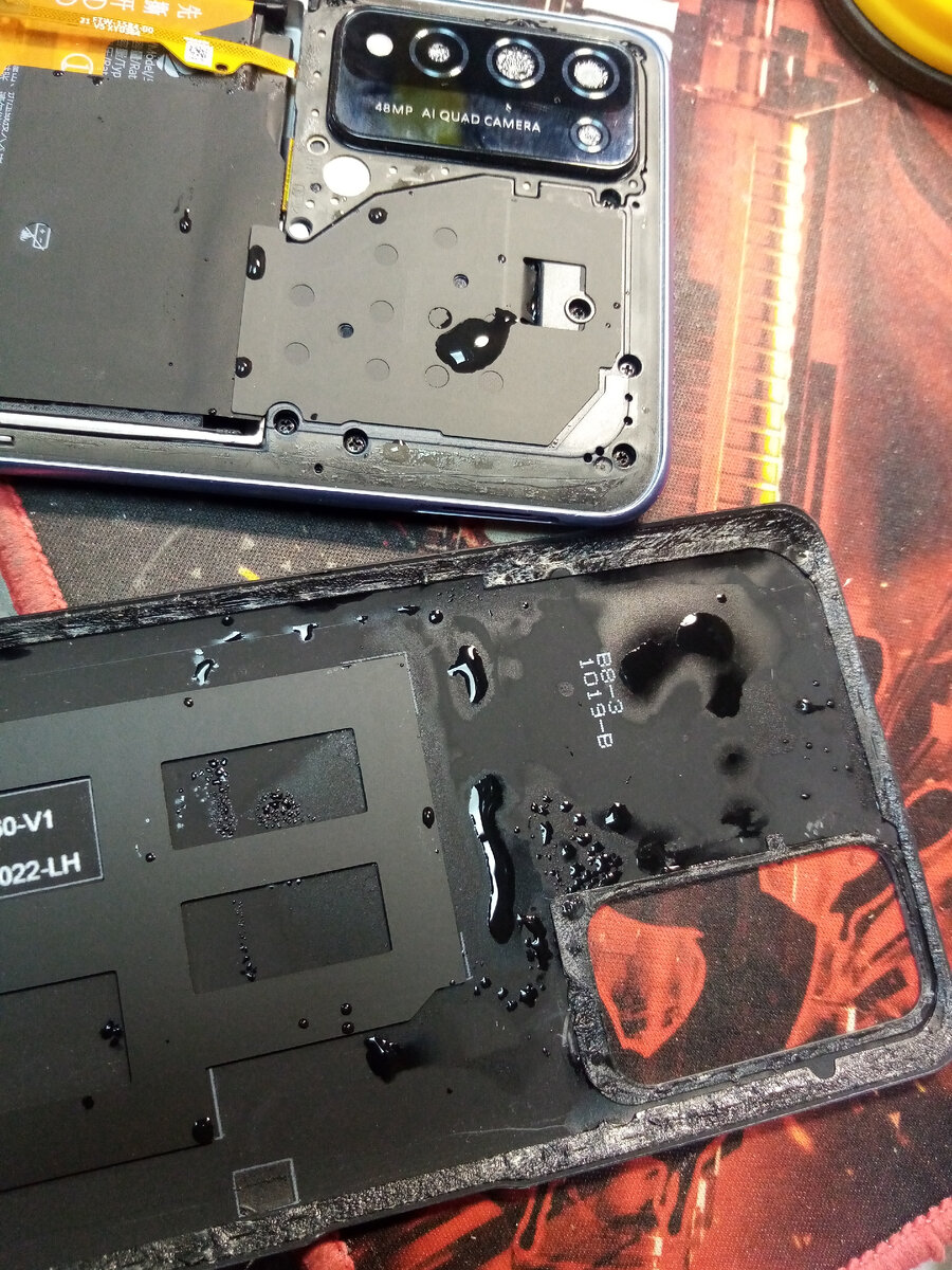 После вскрытия всё стало на свои места. Везде следы (свежачок) от воды.