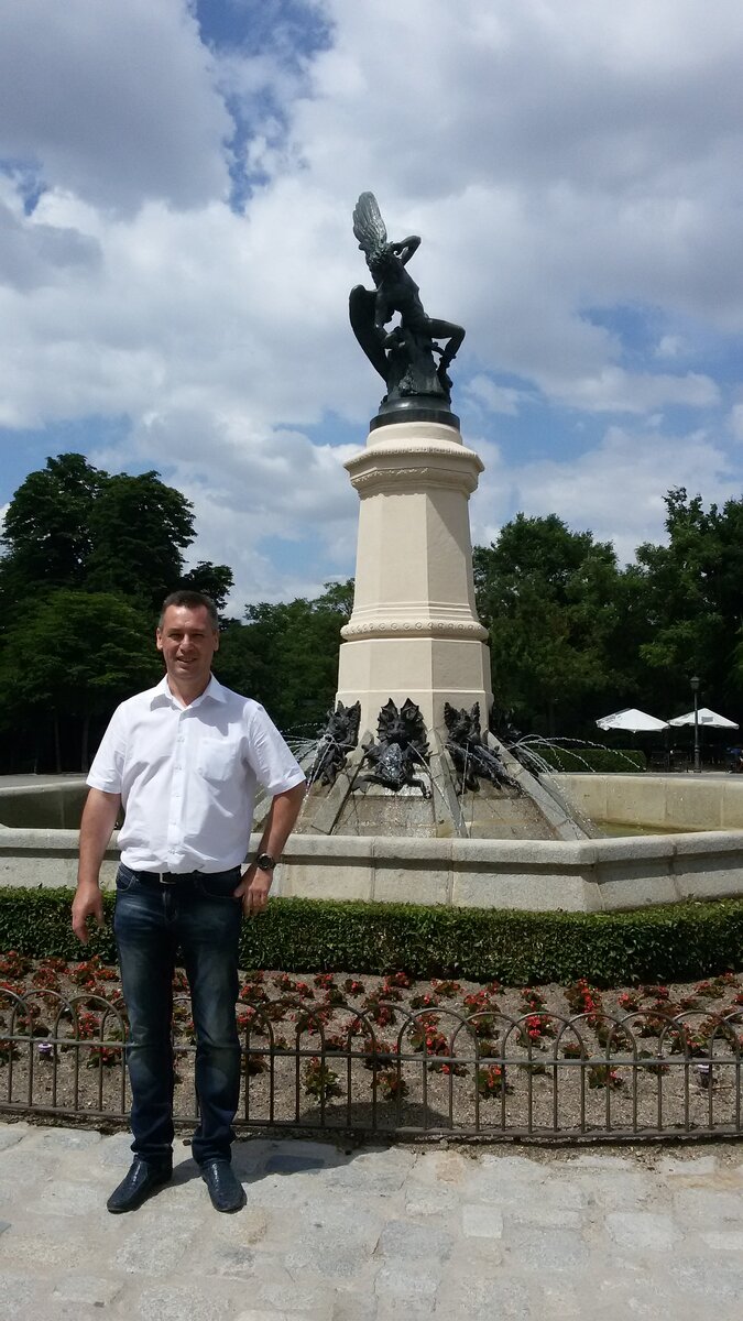 Памятник дьяволу в Мадриде на высоте 666 метров над уровнем моря.