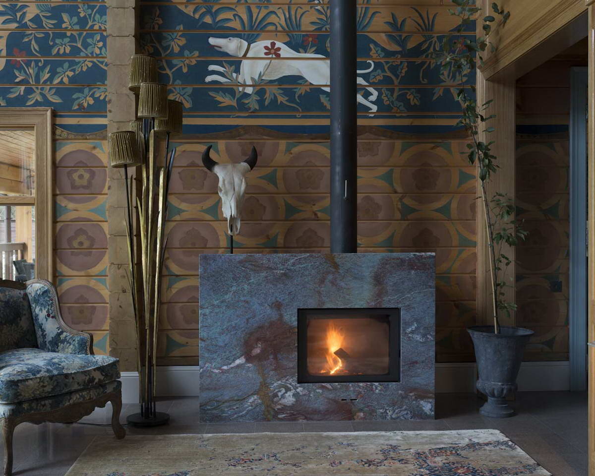 Деревянный дом с росписью от Студии Ирины Дымовой. Фото: Уилл Вебстер 