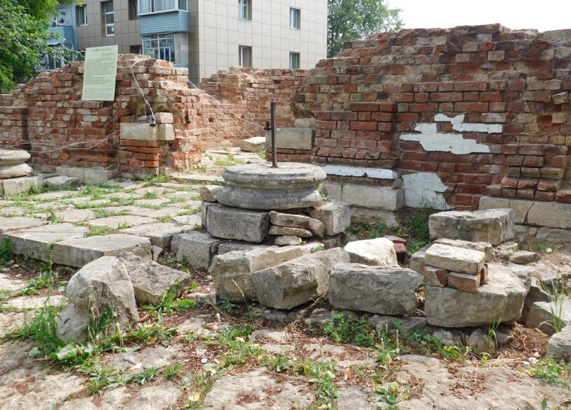 Руины Троицкого храма