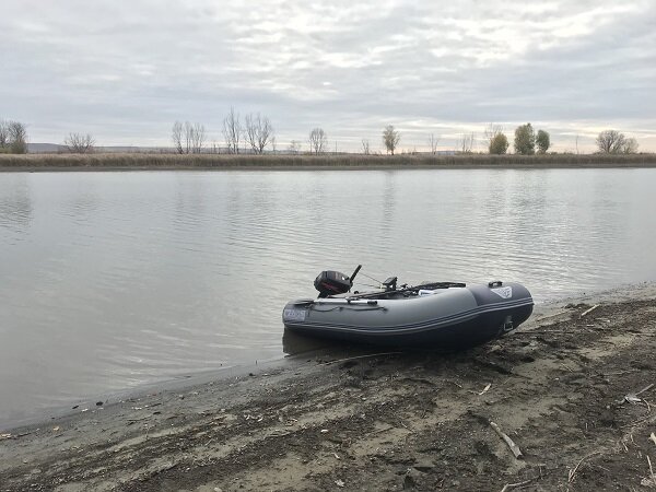 Оголившиеся берега и мели. Кстати, наступать сложно, ил засасывает сапоги и вся лодка в грязи, но зато рыбка клюет!