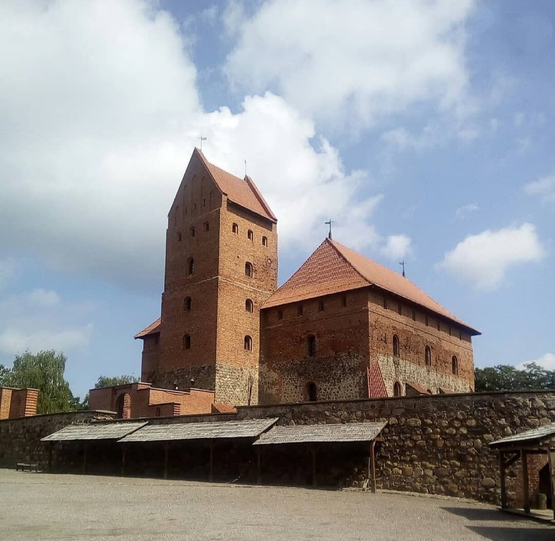 Парковка перед замком Тракай оставила странное впечатление об уровне жизни  в Литве | Путешествия: большие и маленькие | Дзен