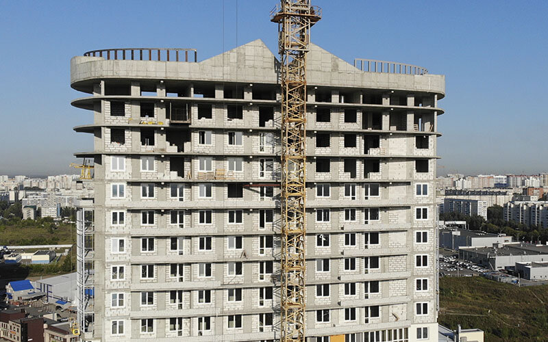 Многоэтажный дом, возведенный по технологии монолитного строительства