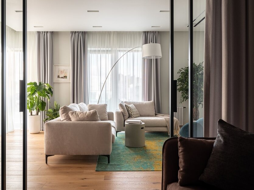 Зона гостиной. Стены и потолок окрашены краской Little Greene. Диваны, One Mebel. Ковёр, Kovantex.