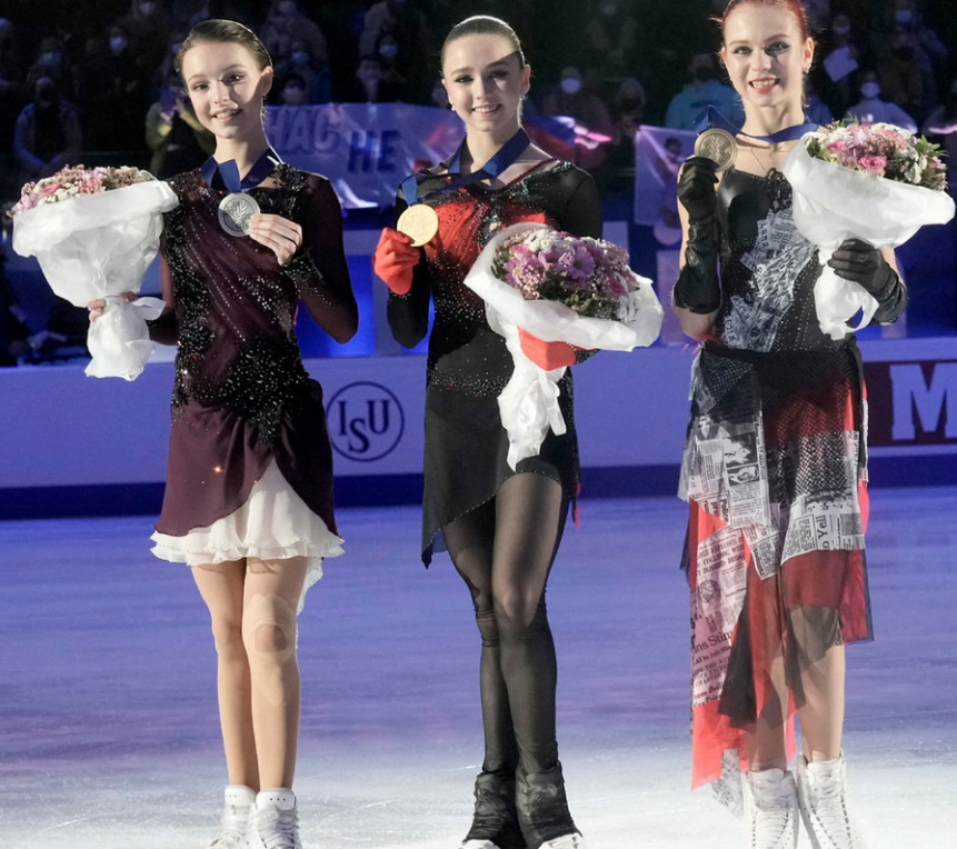 Александра Трусова 2022 на пьедестале