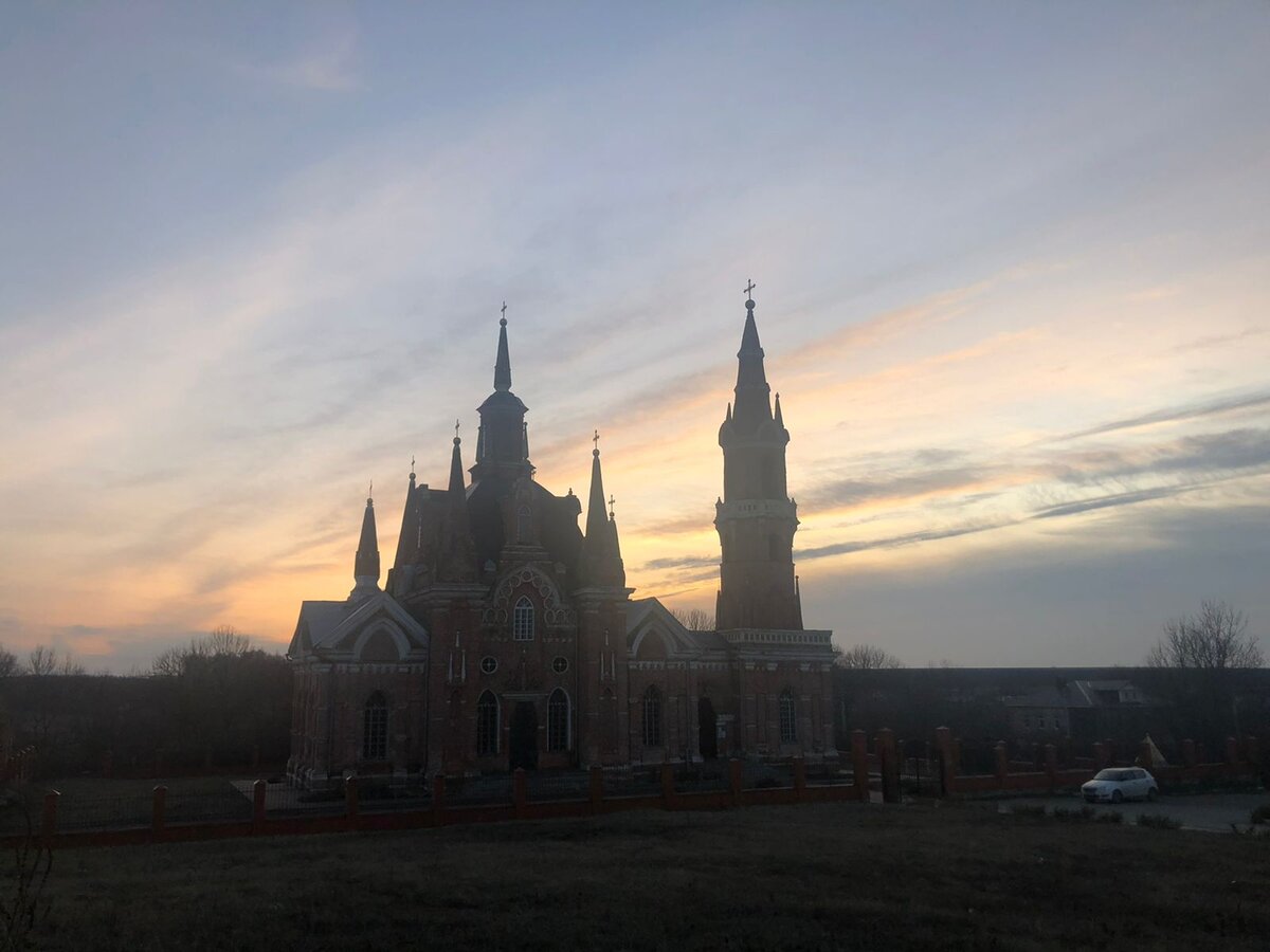 Знаменская церковь в неоготическом стиле под Липецком.