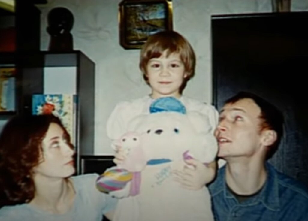 Родители с Аней, кадр из передачи КР