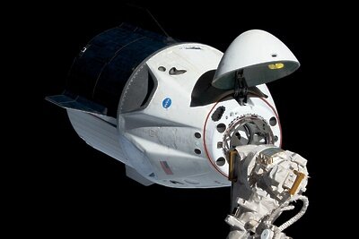    Dragon 2 сближается с МКС © Wikipedia.org