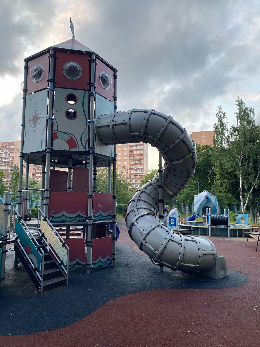 В офисной жизни я любила выйти на обед к детской площадке.