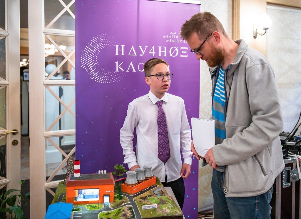 Григорий Плаксин рассказывает о тонкостях работы своего макета геотермальной электростанции