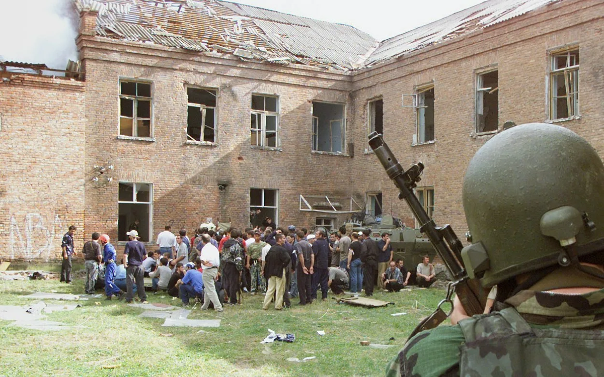 В каком году был захват школы. Беслан Северная Осетия 1 сентября 2004. 2004 — Захвачена школа в Беслане. Беслан 1 сентября 2004 штурм