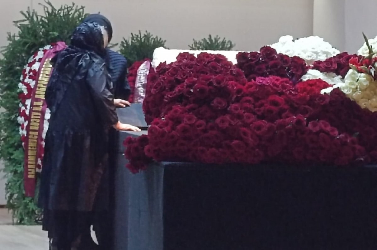    Юлиан преклонил колени перед Александрой Пахмутовой