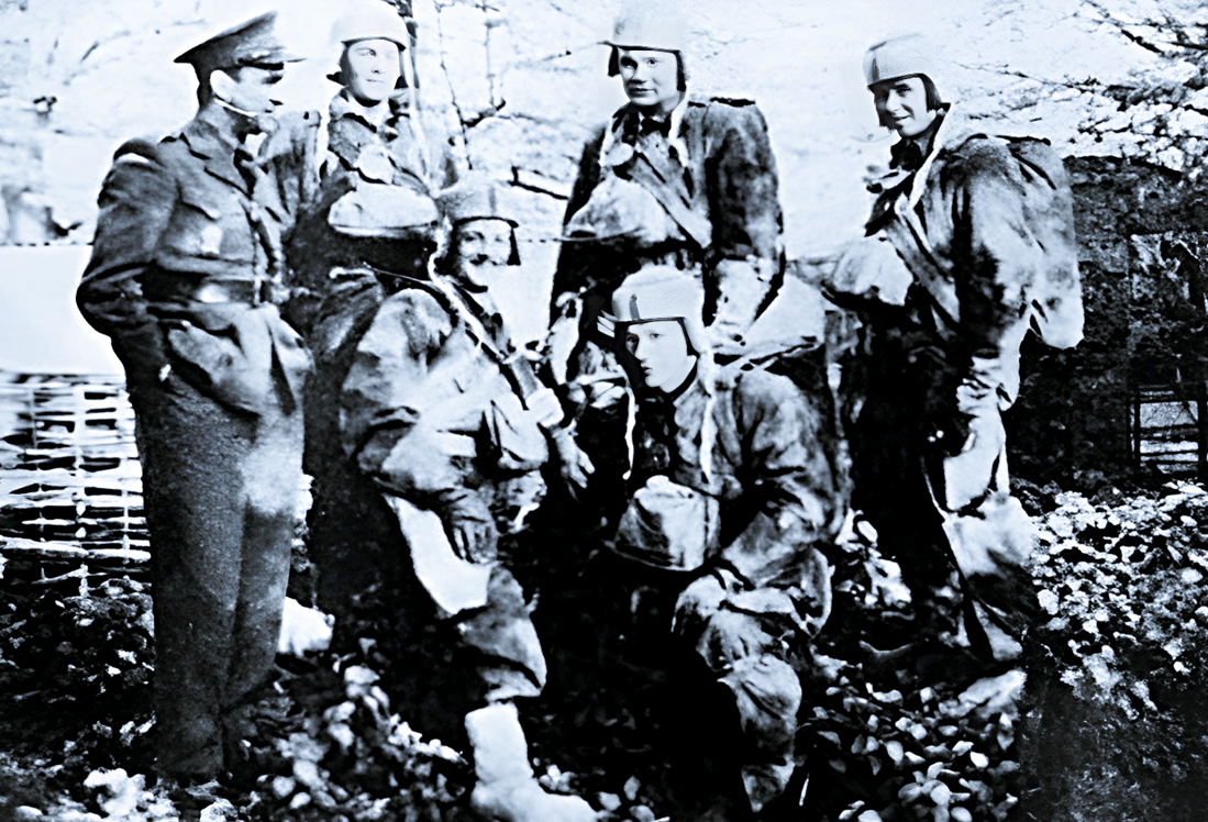 Подготовка диверсантов. Л. Цупал и Я. Шварц в нижнем ряду.