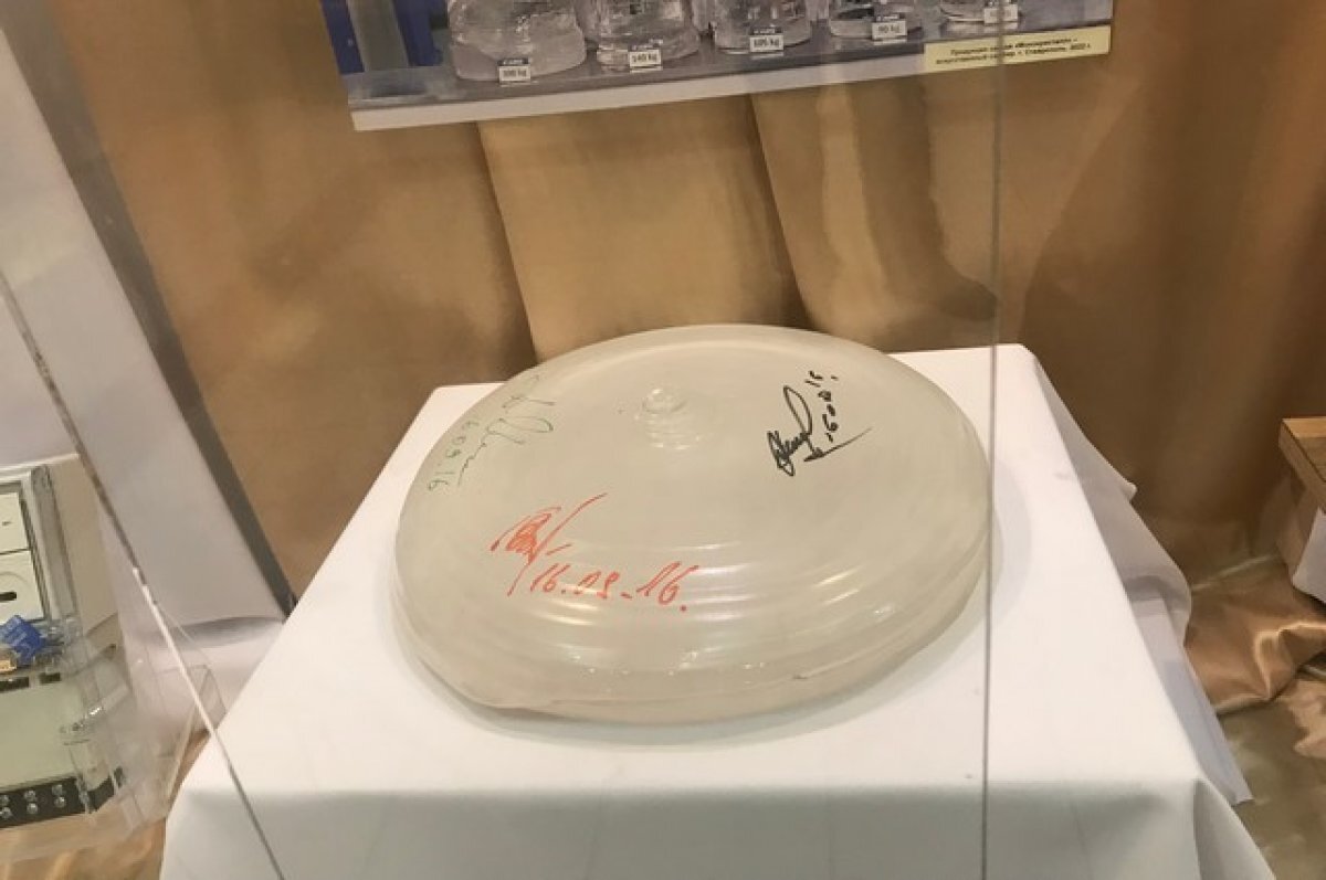    В Ставрополе выставили огромный сапфир весом 10 кг с автографом Мантурова