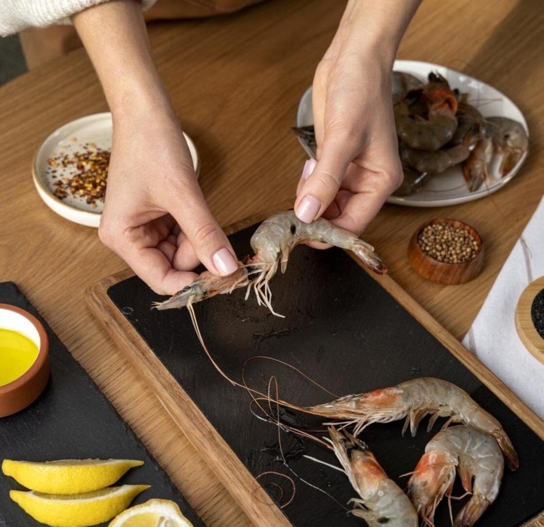    Очистка креветок руками:iStockPhoto