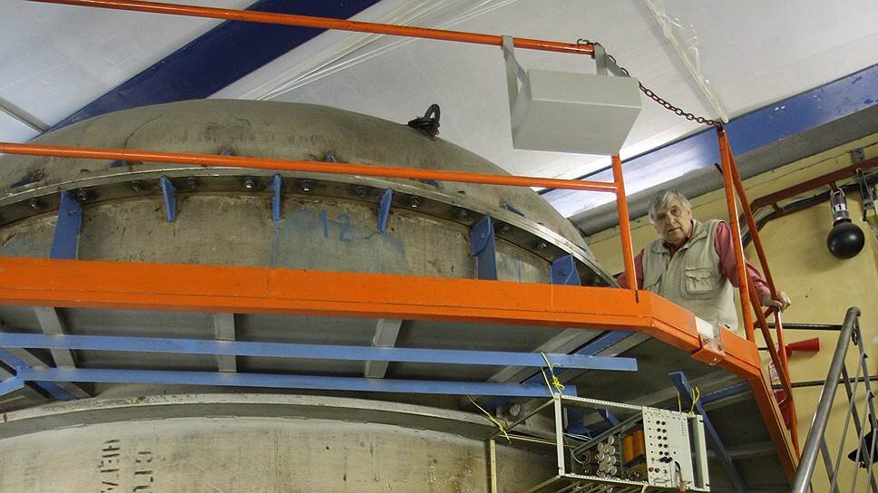 Академик Василий Пархомчук, создатель УМС, на куполе ускорителя. Фото Мария Роговая