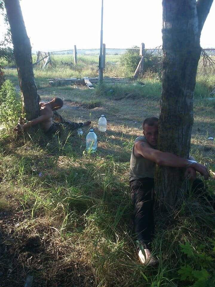 Так во многих воинских частях борются с пьянством, но даже цепи редко помогают 