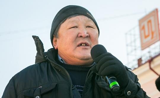 «Не удивлюсь, если - по наущению Зюганова и Калашникова - меня на Бурятском рескоме КПРФ станут изгонять из партии. Там, в Бурятском рескоме, мастера изгонять - изгонялы хреновы! Но нет! Не дождутся! Партбилет я на стол не положу! Продолжу нагибать поросенка Калашникова на то, чтобы он публично покаялся за оскорбление моего народа, чтобы другим неповадно было. А то - ишь, привыкли туземцами-инородцами помыкать - не хуже, чем в царской монархической России. Пусть я сгорю, пусть я на амбразуру бросился, но заднего хода у меня нет!», - заявил Сындуев.


Есугей Сындуев
