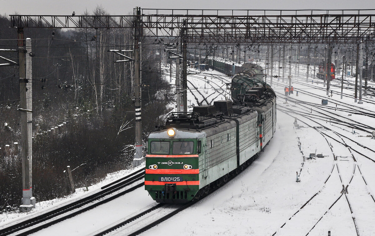 ВЛ10У не встречаются в сибирском регионе, зато здесь их предостаточно. ВЛ10У-125 к сегодняшнему дню как оказалось списан... 

