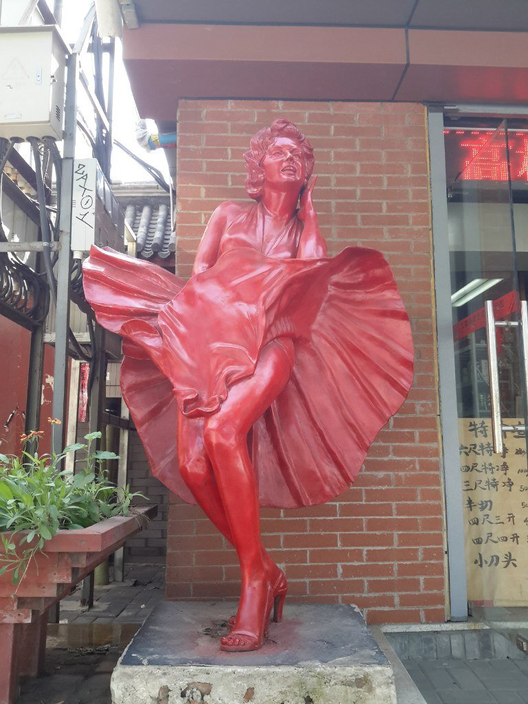 Через дорогу от музея, мастерские художников и рамочных дел мастеров. Стоят вот такие фигуры

