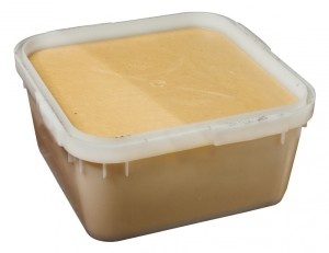 Нередко находит свое применение живица в смесях с медом – тот дает ей возможность увеличить антимикробные свойства, будучи одной из наилучших добавок. Готовить смесь меда с живицей возможно дома. Для этой цели их следует хорошо перемешать в одинаковом соотношении, правда, это необязательно – в аптеке продают полностью готовые смеси. Употреблять эти целебные составы можно наружно или принимать внутрь.