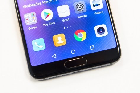   Huawei P20 является более упрощенным и компактным смартфоном в сравнении с P20 Pro. Модель обладает 5,8-дюймовым LCD-экраном FullView с разрешением 2244х1080 точек (Full HD+) и соотношением сторон 18,7:9. Фронтальная панель практически лишена рамок, но только с трех сторон. В нижней части находится сканер отпечатков пальцев, встроенный в кнопку «Домой» с жестовым управлением, а новомодный вырез прячет в себе датчики, разговорный динамик и фронтальную камеру. При этом размеры последнего значительно меньше, чем у конкурентов.
