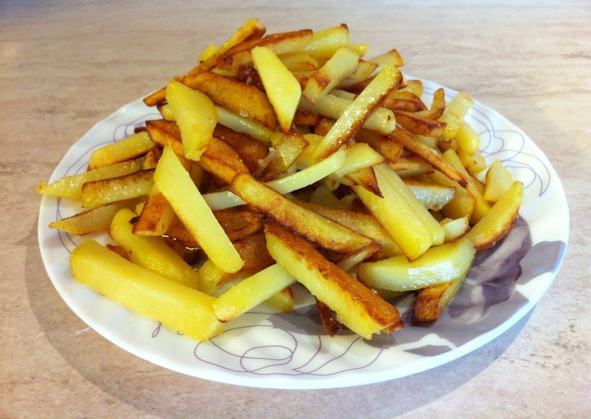 Жареная картошка с лучком. Поджаренная картошка. Жареная картошка на сковороде. Просто жареная картошка. Красивая жареная картошка.