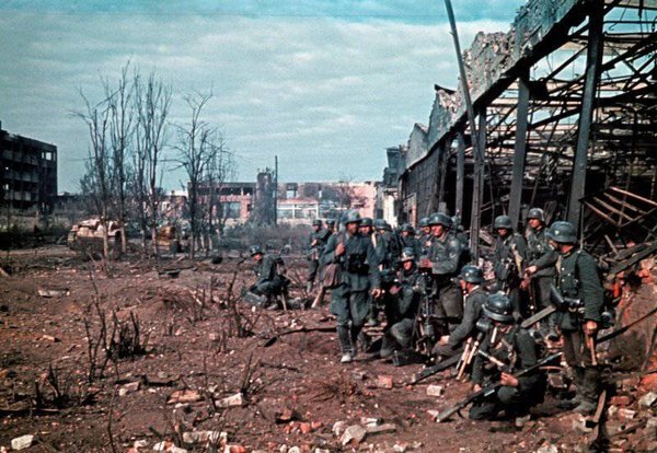 Солдаты 545-го пехотного полка 389-й пехотной дивизии вермахта у развалин завода «Красный Октябрь» в Сталинграде. Слева видна немецкая САУ StuG III.