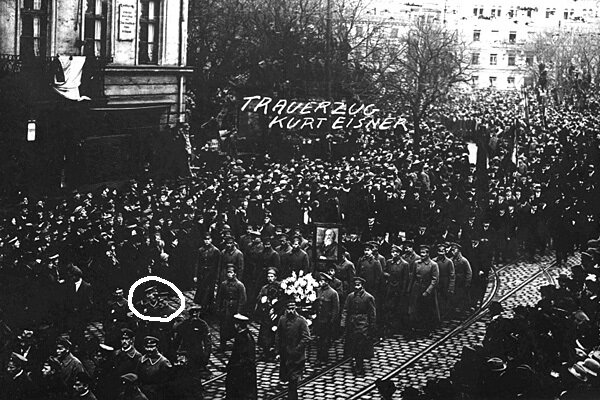 Гитлер на похоронах Курта Эйснера