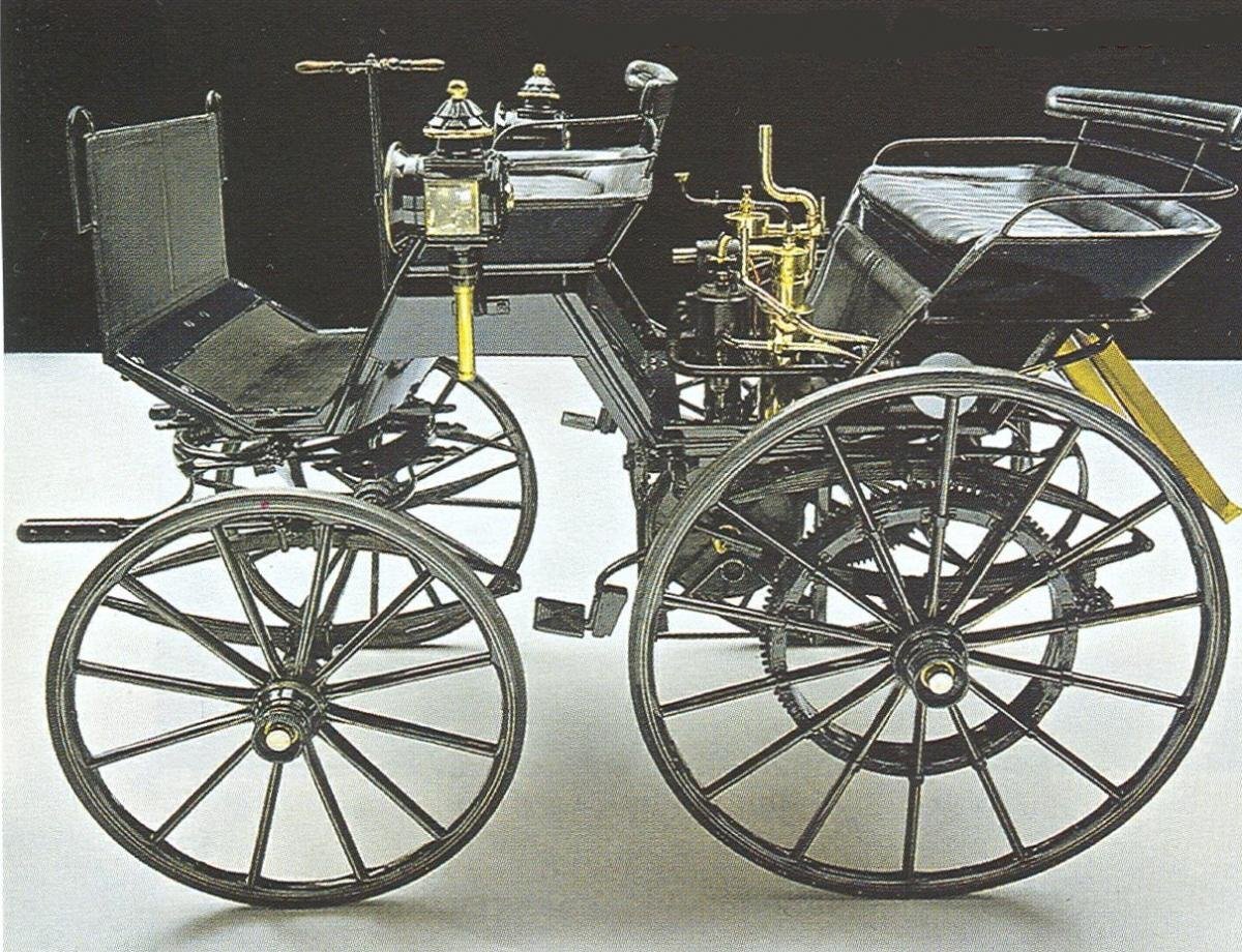 Первый автомобиль с двигателем внутреннего сгорания. Первая машина с ДВС. Готлиб Даймлер машина. Первая машина с мотодвигателем.