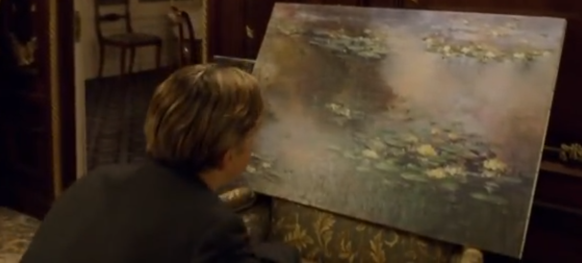 Скриншот фильма «Титаник». Джек с восклицанием «Моне!» бросается к картине «Водяные лилии» 