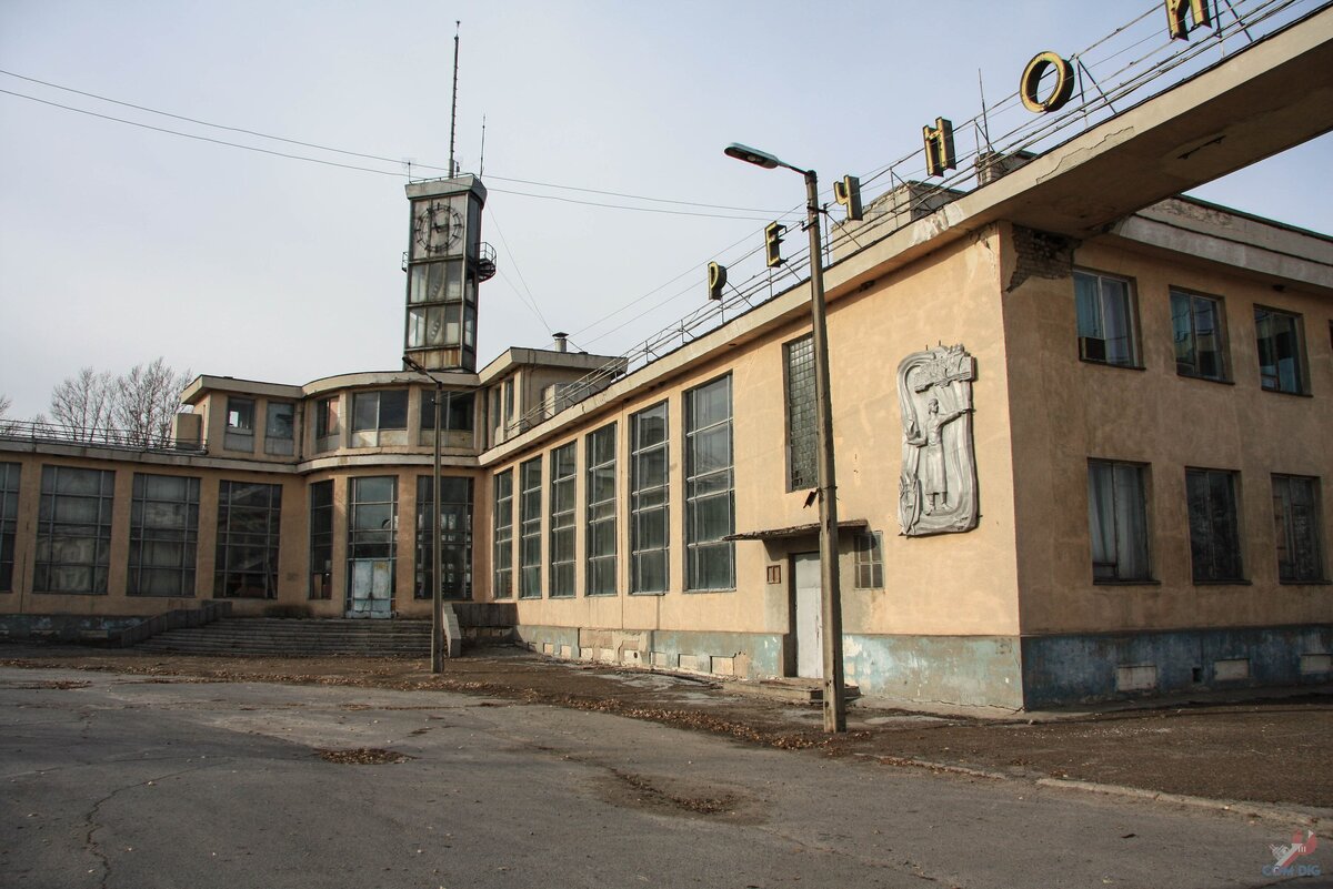 Время в волжском. Речной вокзал Волжский. Волжский Речной порт заброшенный. Заброшенный Речной вокзал. Заброшка на речном вокзале.