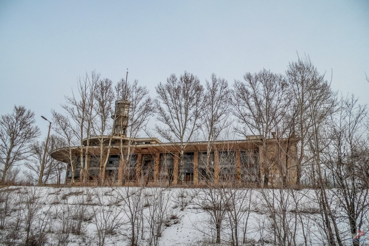 Время в волжском. Заброшенный Речной вокзал Волжский. Хвалынск заброшенный вокзал. Заброшенный вокзал в Астрахани. Речной вокзал заброшенный Москва.