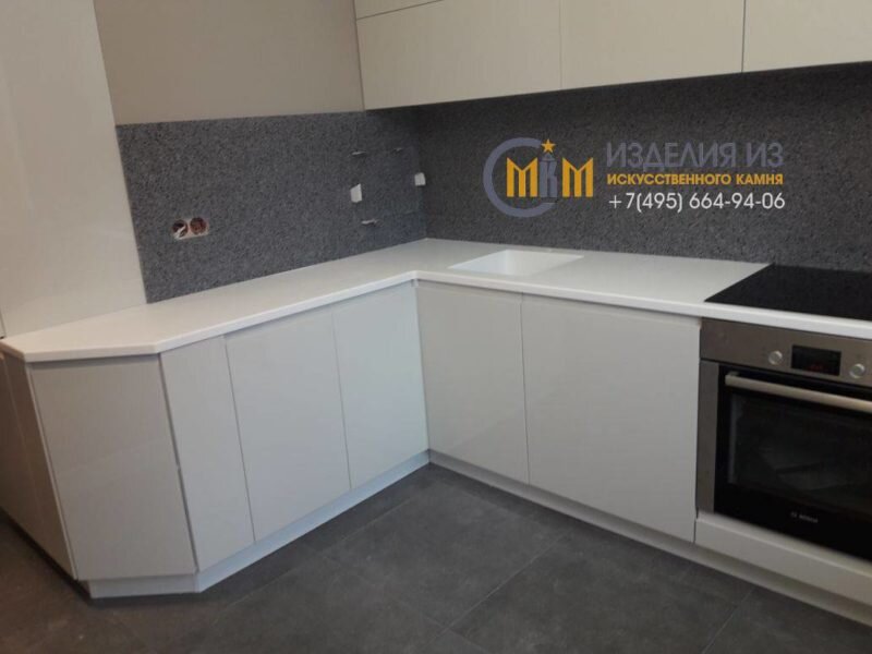 Белая столешница с раковиной из искусственного камня на кухне