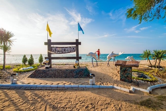 Военный пляж или Сай Кео пляж (Saikaew Beach или Sai Keo) в простонародье носит название «Голубая лагуна». Такое название он получил за голубоватый цвет воды, в сезон.