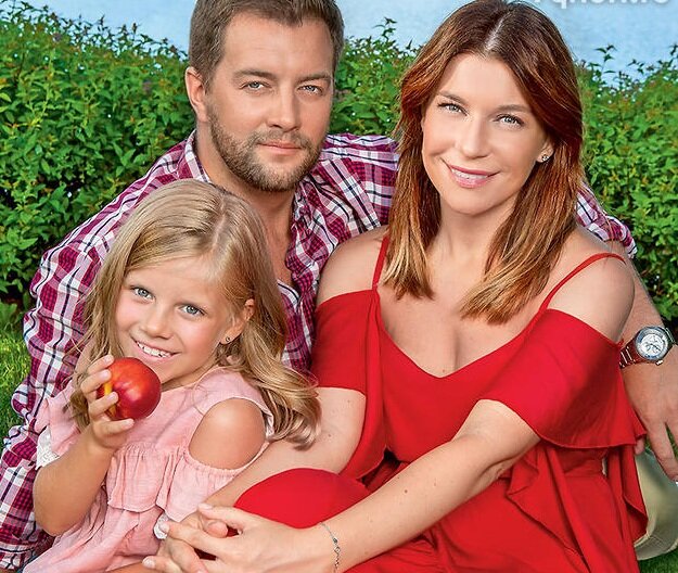 С мужем и дочкой