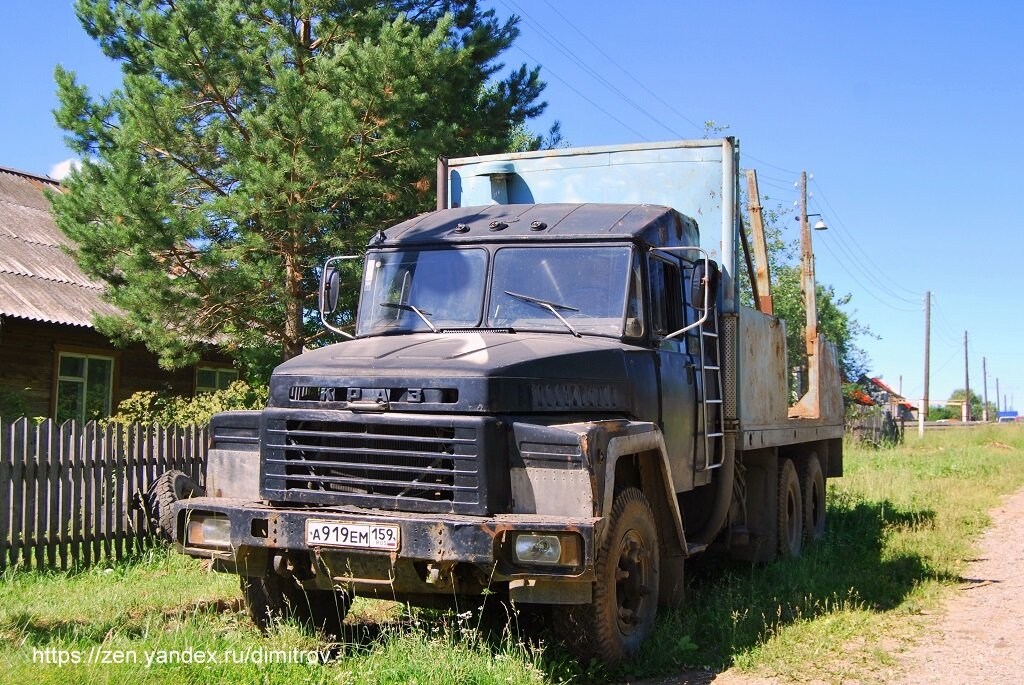 КрАЗ-250 в Пермском крае переделанный под перевозку бревен, также установлены взамен штатных фар головного света фары от ВАЗ-2105/07