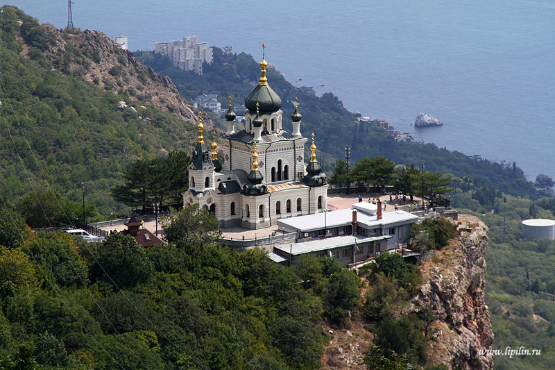  0 Воскресенская церковь - храм над поселком Форос, построенный в 1892 году на обрывистом утёсе Красная скала. Церковь возведена на средства владельца имения Форос, чаепромышленника А. Г. Кузнецова по проекту академика Н. М. Чагина в память о «чудесном спасении» императора Александра ІІІ и его семьи при крушении поезда 17 октября 1888 года на станции Борки Курско-Харьковской железной дороги. 4 октября 1892 года церковь была освящена епископом Таврическим Мартинианом во славу Воскресения Христова. На службе присутствовал обер-прокурор Святейшего Синода К. П. Победоносцев. А через шесть лет, в десятую годовщину избавления царя Александра III от смерти, церковь посетили император Николай II с императрицей Александрой Фёдоровной. В 1924 году церковь по решению советских властей была закрыта, кресты сброшены, росписи закрашены, а её настоятель сослан в Сибирь. До 1969 года в церкви работала закусочная для туристов, а после и до 1992 года она находилась в заброшенном состоянии. В 2002 году была восстановлена под ктиторством президента Украины Леонида Кучмы. Со смотровой площадки открывается живописный вид на Форос. В нескольких километрах от церкви находятся Байдарские ворота.
