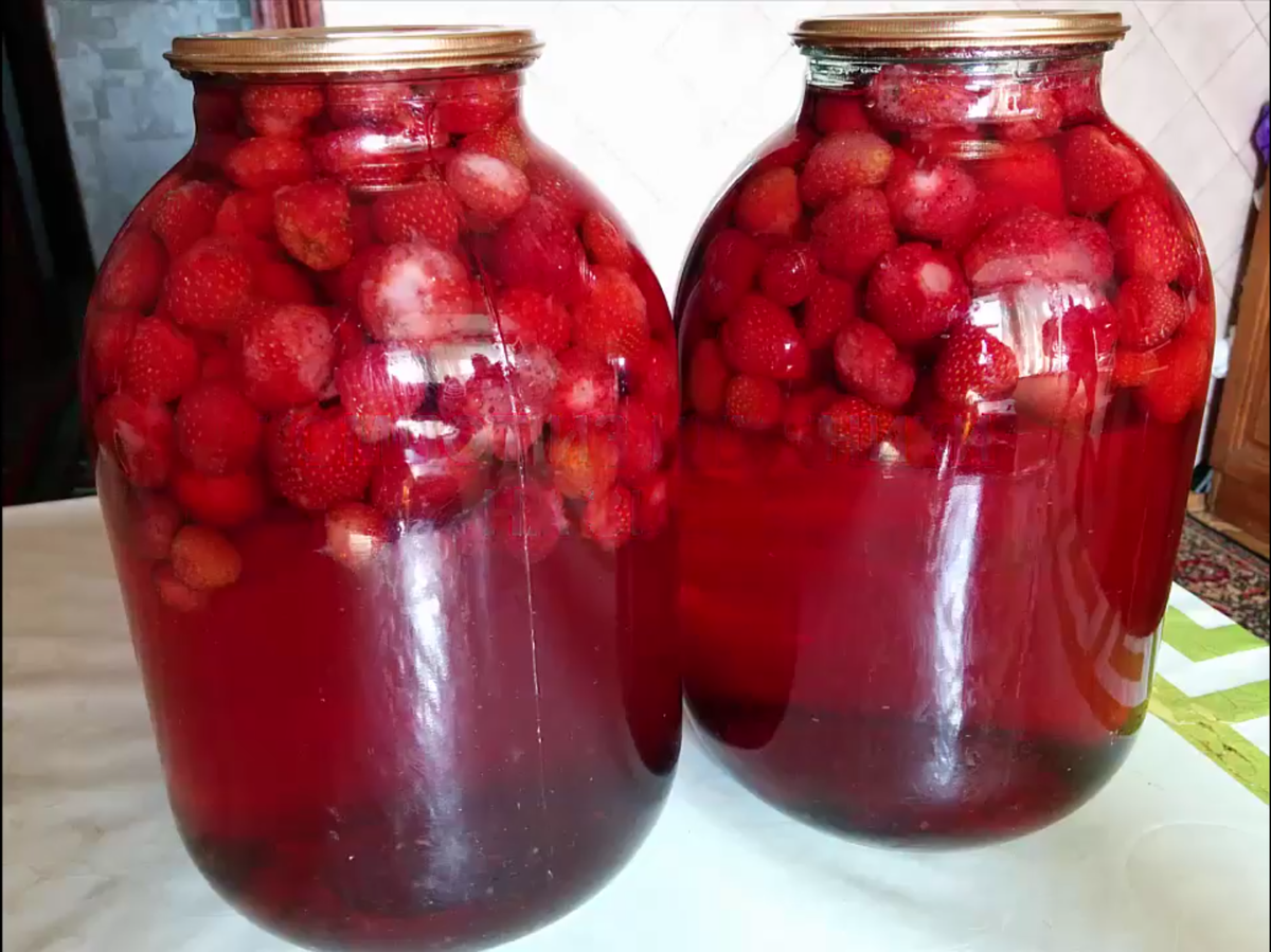 Компот из реписа на зиму. Компот из клубники. Компот из клубники на зиму. Компот из земляники на зиму. Клубничный компот в банках.