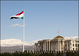  Флаг Таджикистана на фоне президентского дворца в Душанбе. Фото с сайта Wikipedia.org