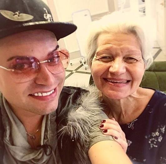 Гоген Солнцев. Скандальный шоумен, который не брезгует никаким пиаром, вновь взорвал новостную ленту. Волна хайпа созданная его заявлением об отношениях с 63 летней Екатериной Терешкович, и близко не собирается стихать. На сей раз, Гоген заявил о фантастическом преображении и омоложении его «возлюбленной», после ряда пластических операций. Шоумен в своем интервью  заявил: «Моя женщина – теперь стала богиней секса». Фотографий «обновленной»  жены Гогена пока, что нет.