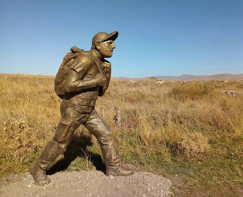 Памятник "Мой шаг" на трассе Ванадзор - Гюмри. 