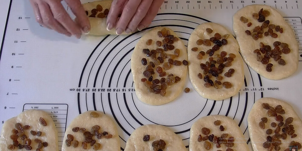 Телячьи рулетики на шпажках с изюмом и орехами