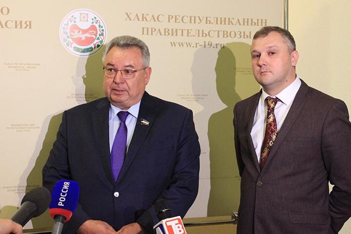 Назначенный первый заместитель главы Хакасии Андрей Асочаков рассказал о стиле предстоящей работы республиканского правительства. 
Сразу после заседания регионального правительства он вместе с еще одним новым замом главы - Богданом Павленко - пообщался с журналистами, среди которых был и корреспондент 19rus.info.

    «Правительство будет работать системно, предметно и конкретно. Все вопросы будут конкретными – экономика, себестоимость, рентабельность, прибыль, налоги. Налоги должны платить все, кредиты и долги нужно возвращать», - сказал Асочаков.

Как опытный финансист он будет учить нового главу? На этот вопрос новый перзам ответил так:

    «Я не обязан учить, но первое, что нужно сделать - нормализовать территориальные финансы, поставить бюджетный процесс и сформировать реальный бюджет. Нужно жить по расходам и по доходам. Мы будем настаивать на принятии бюджета без всяких излишеств, в то же время в последующем будем регулярно с ним работать».

Во время пресс-подхода было также озвучено, что в скором времени планируется сформировать новую структуру правительства Хакасии.

Подробнее - в видео 19rus.info.