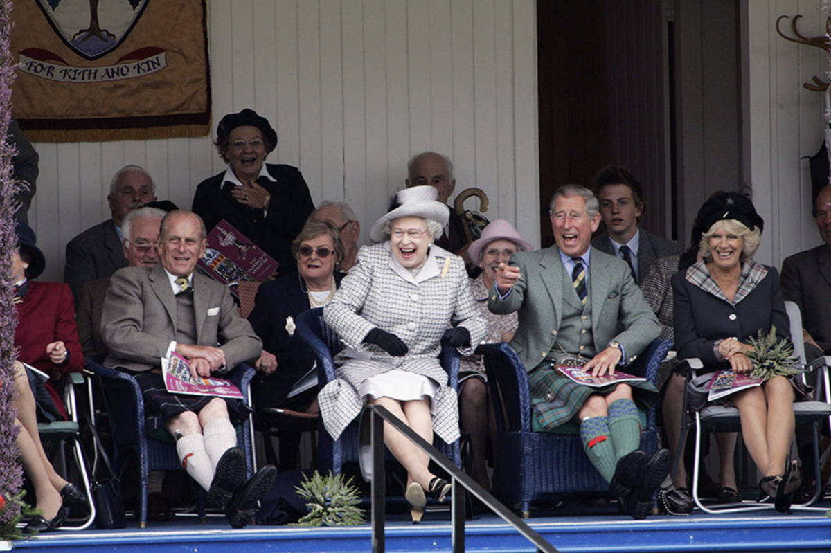 королева елизавета на балконе. юбилей королевы елизаветы. зара филлипс и принц филипп. принц чарльз смешные картинки очки. шляпы елизаветы 2.