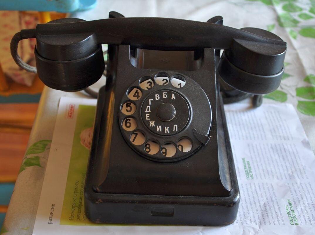 Строгий и монументальный телефон советского времени 1954 г. выпуска.