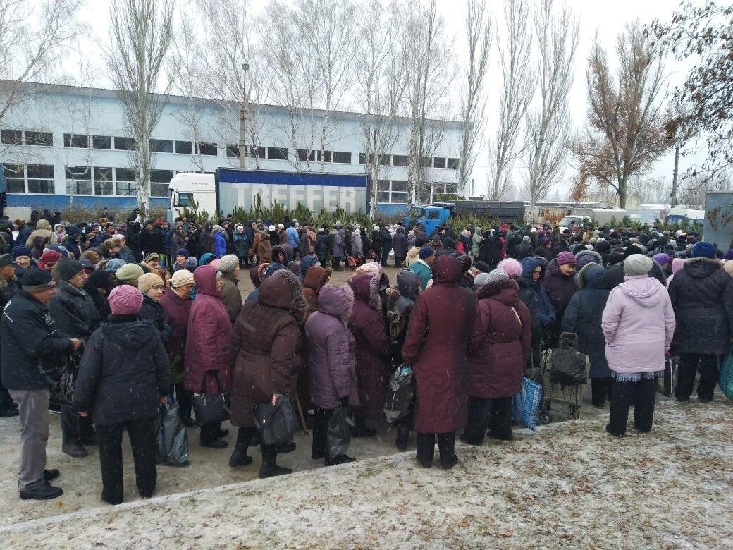 22.12.2018г., Городская ярмарка, г. Луганск, очередь за куриными яйцами, фото из соцсети.
